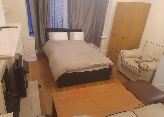 Big Room With Free Parking